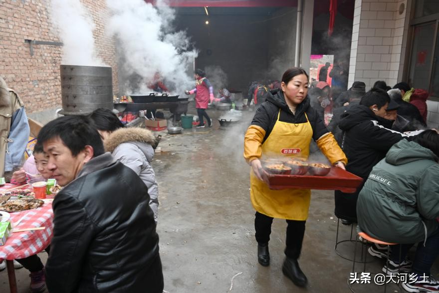 新春流动宴席一条龙服务,春节打工人返乡热潮