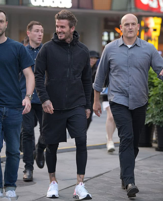 贝克汉姆穿运动裤,贝克汉姆穿浅灰色运动裤