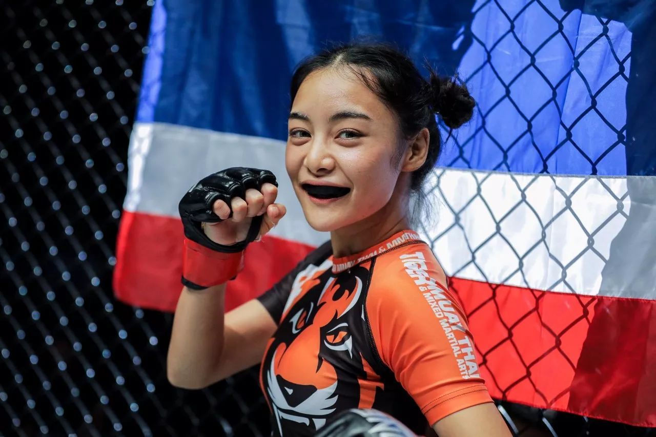 明明可以靠脸吃饭，却偏要靠实力？盘点ONE冠军赛的美女拳手。