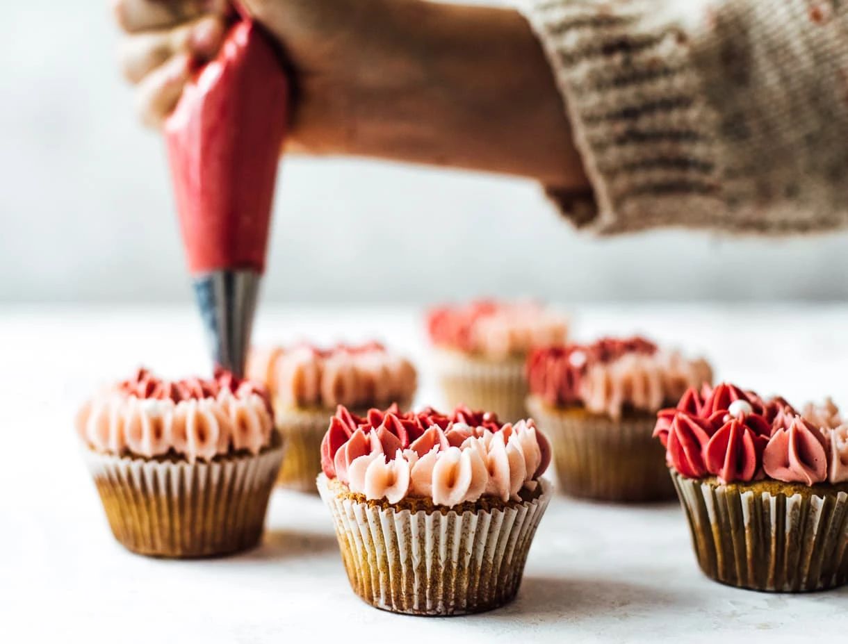 韩式裱花和豆沙裱花学哪个比较好,豆沙裱花和奶油霜裱花的区别