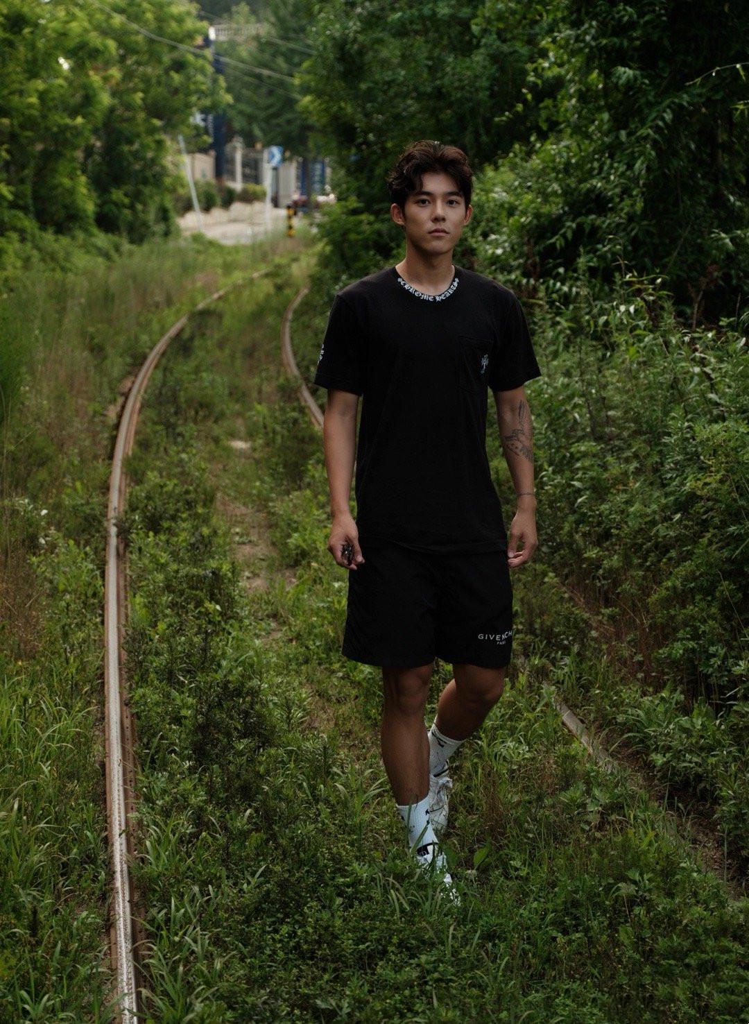 李嗣镕帅气足球视频,李嗣镕踢球的照片