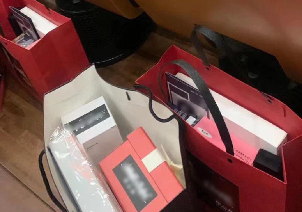 粉丝送礼物该说什么,粉丝送礼尴尬