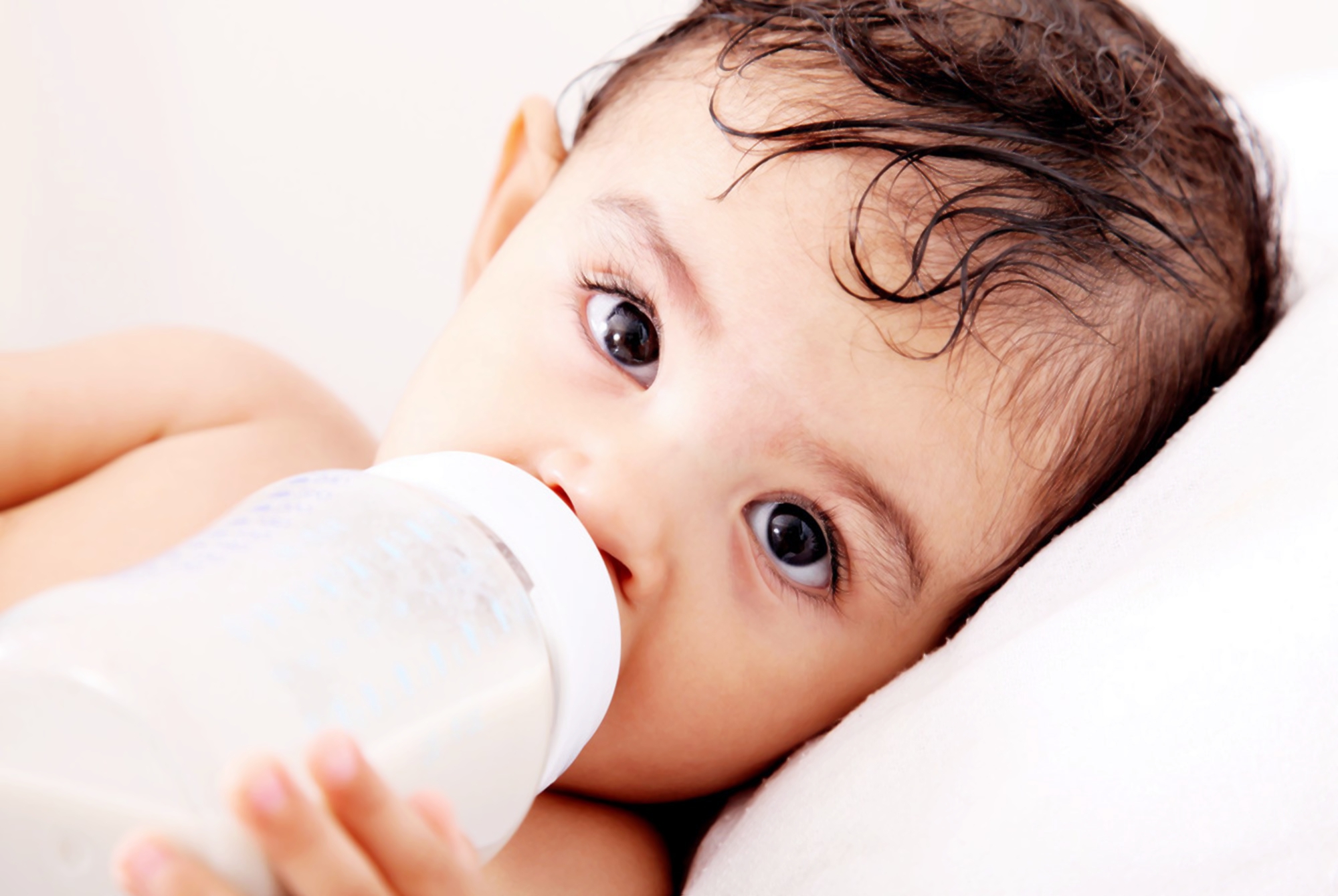 宝宝晚上爱蹬被子怎么回事,六个月宝宝频繁烦躁蹬腿