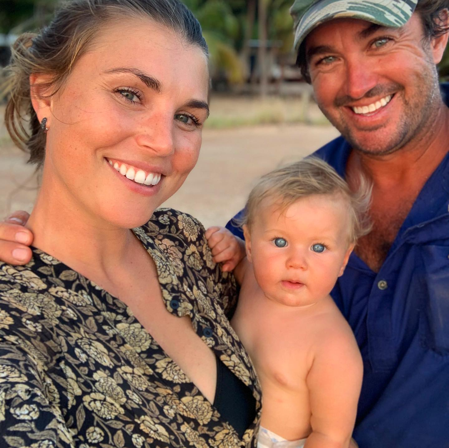 澳洲狂野早教:2岁娃单挑巨蟒,爸爸在一旁指点加油,这?