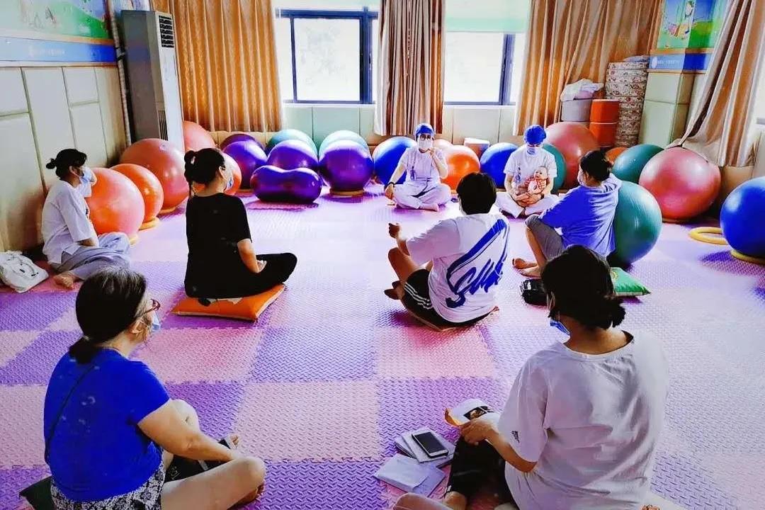 真人示范！护士小姐姐教学孕期运动，躺着就能做