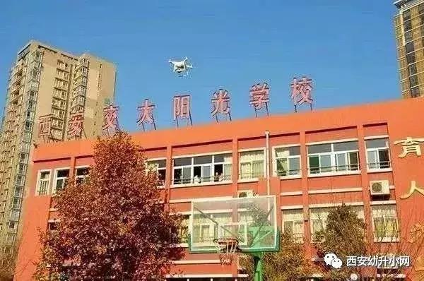 很多家长挤破头要去民办学校,西安家长挤破脑袋让孩子上的学校