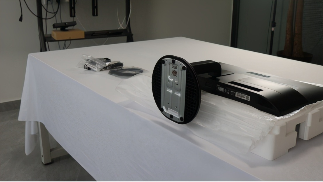 开箱系列丨IPS技术广视角炫彩硬屏！AOC24V4H释放任意角度色彩