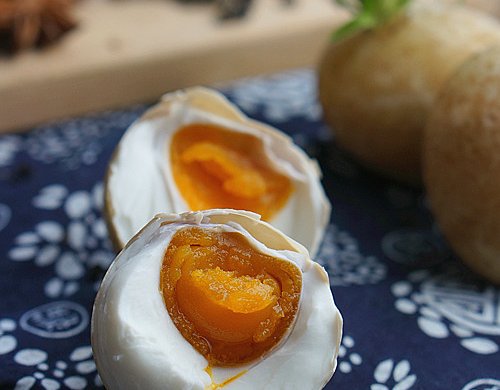 腌鸭蛋怎么腌才能流油,怎么腌鸭蛋腌的不咸还流油