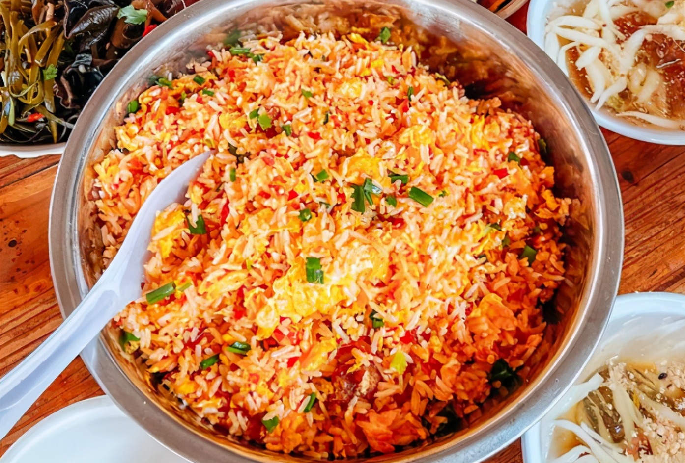 街头卖蛋炒饭一天能赚多少钱,大姐卖小吃1万元10天回本