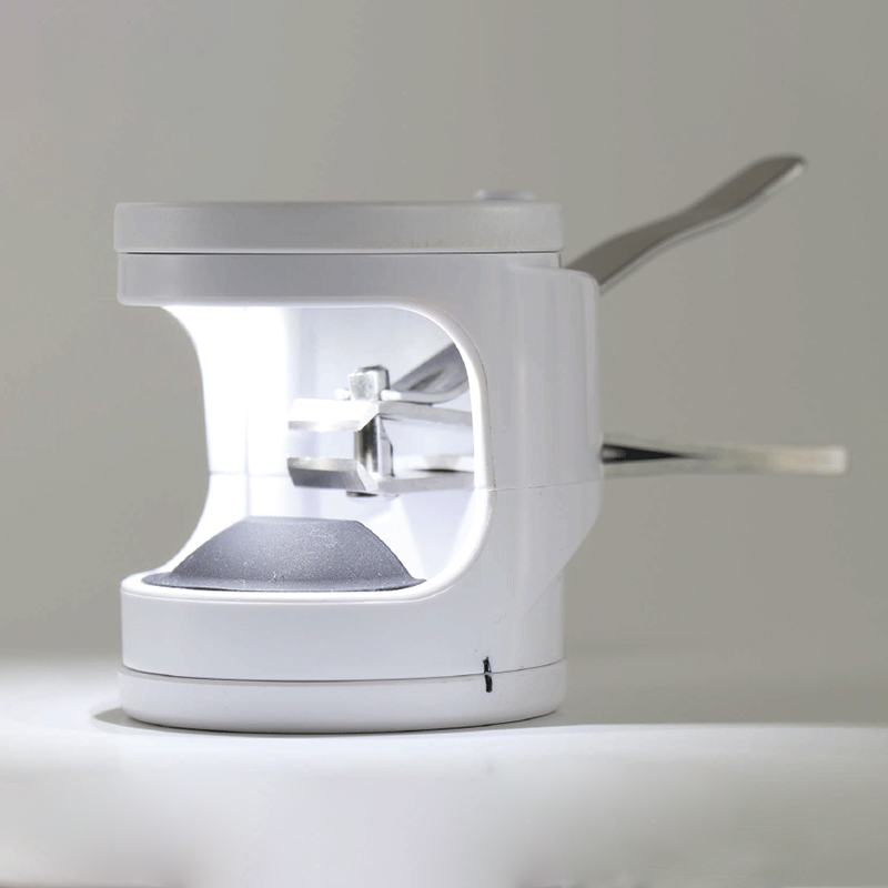 老人家用超大的剪刀剪指甲,老人剪指甲更轻松