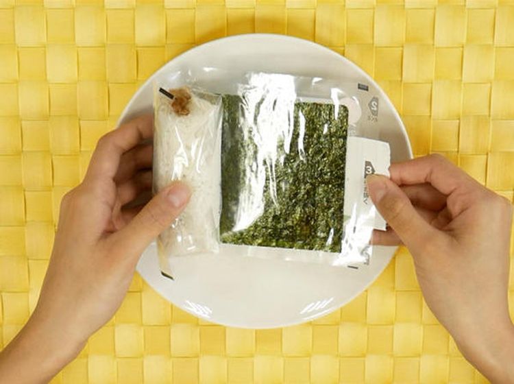 便利店的饭团怎么完整的取下来,便利店的那种饭团包装怎么打开