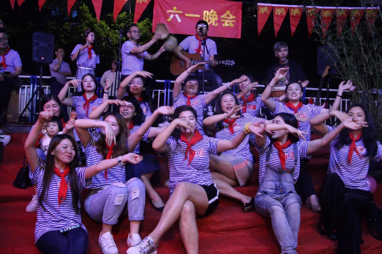 超龄儿童戴红领巾图片,戴红领巾的小朋友六一儿童节