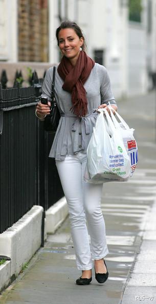 冬季围巾怎么搭配才保暖又时髦,凯特王妃系红色波点围巾