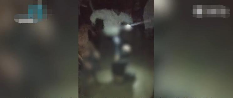 一中学生凌晨在宿舍内，遭同学围殴，男生跪在地上被多名同学打