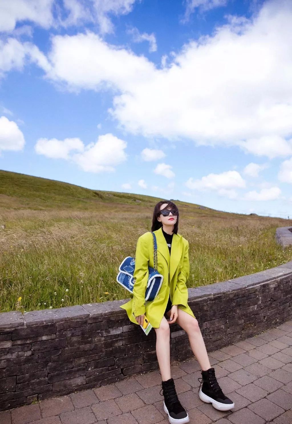 宋茜你为什么还单身？爱尔兰旅行一身芥末绿西装还露腿明媚美好