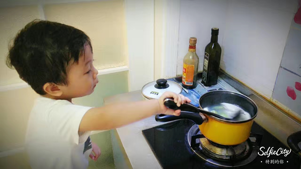 孩子不爱吃饭总是追着喂怎么办,两岁孩子吃饭追着喂怎么办