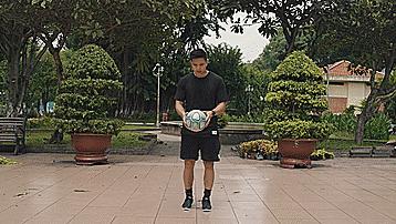 新手小白怎么颠勺,足球小白颠球入门教程