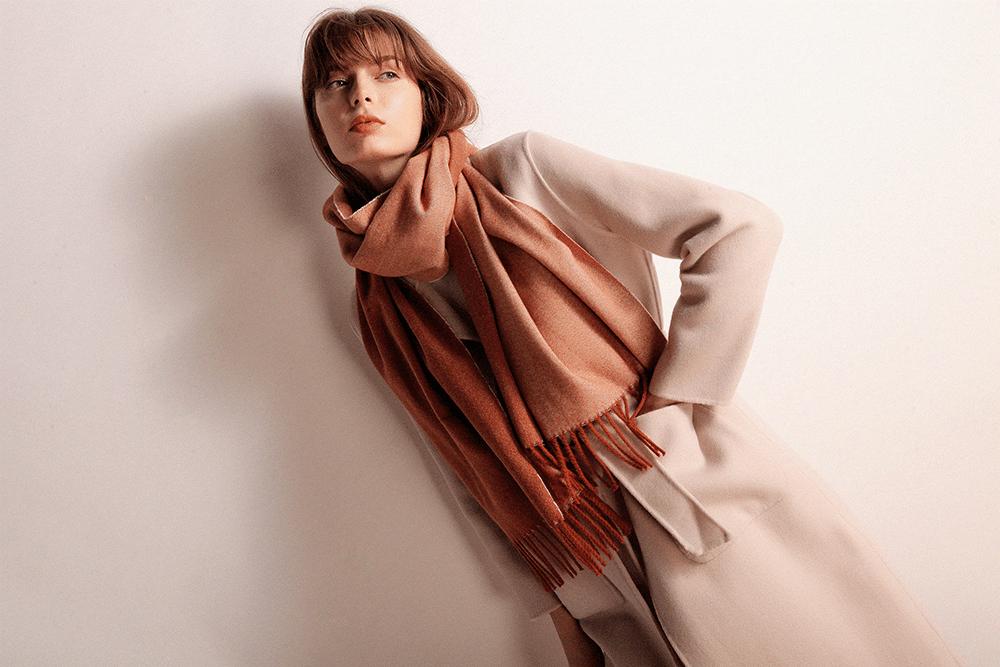 羊绒围巾很温暖,流行的羊绒围巾