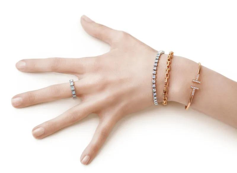 现在的女生喜欢戴玉佩还是项链,现在女孩子都流行戴什么项链