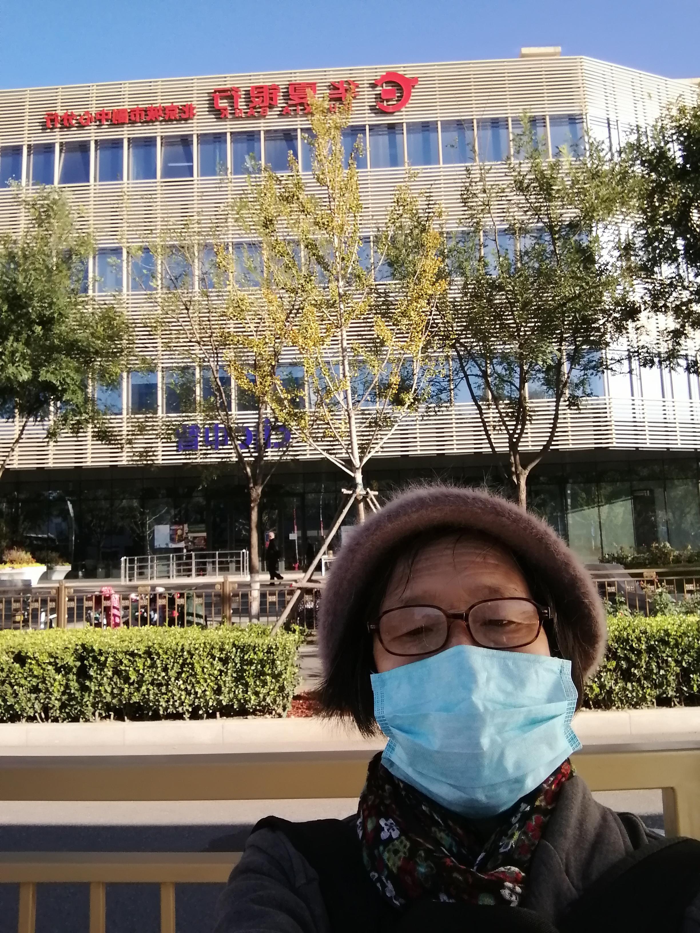 在孤独和痛苦中摸索前行,一个人在黑暗中摸索前行