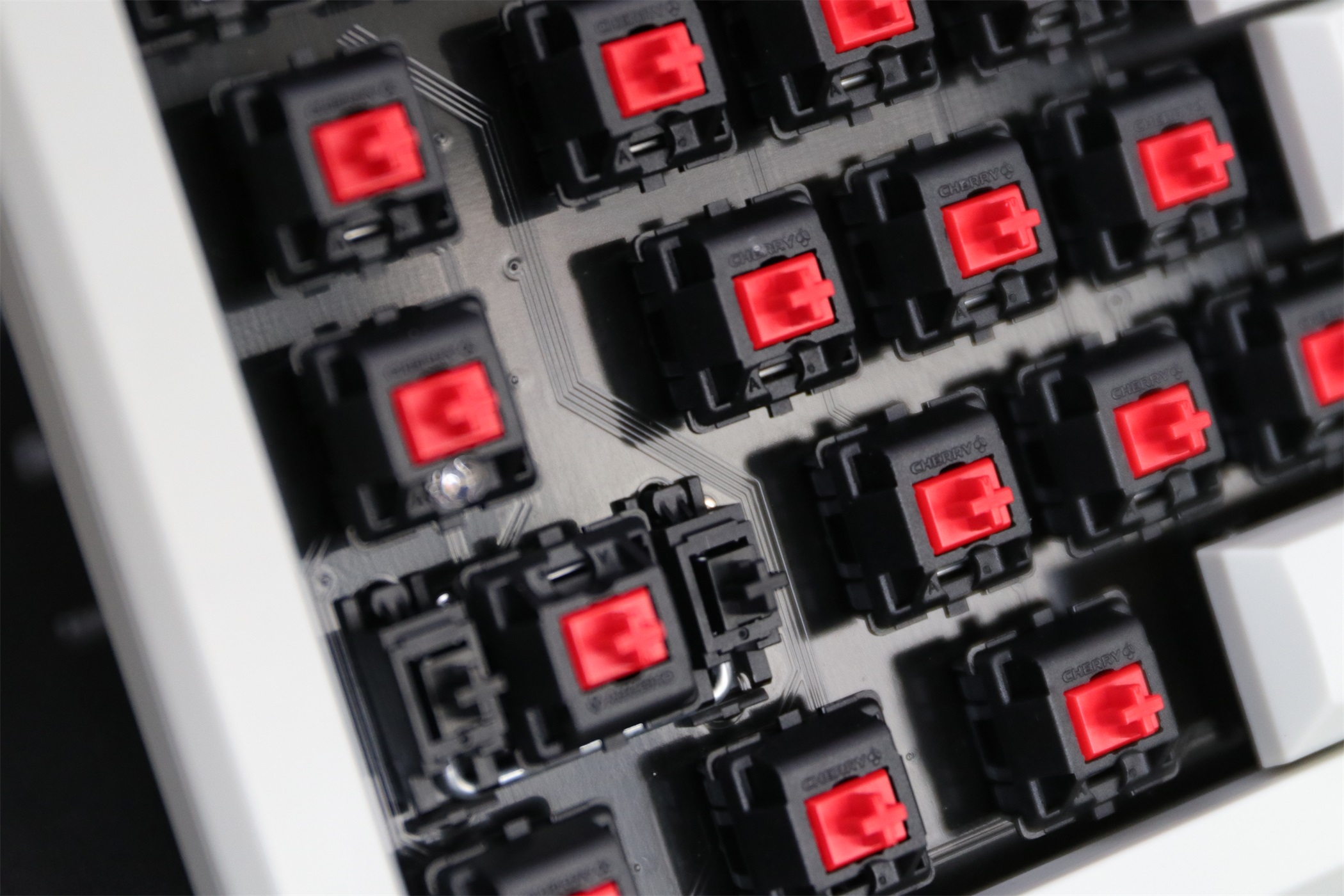 手感比较类似薄膜键盘的机械键盘,像薄膜键盘的机械键盘