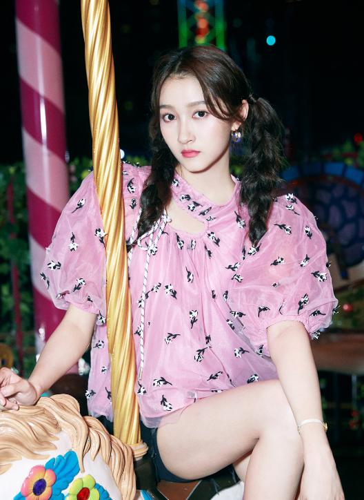 关晓彤造型显壮双马尾,关晓彤扎麻花辫图片