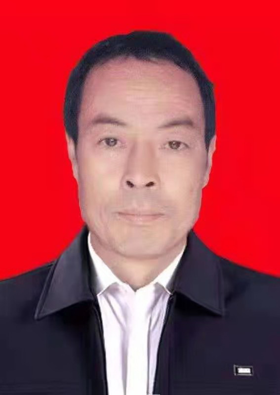 司机突发脑溢血车辆撞树施救者,驾驶途中突发脑溢血