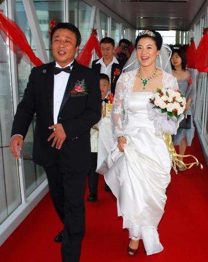 乒乓运动员王楠现在状况,世界冠军王楠患癌后丈夫不离不弃