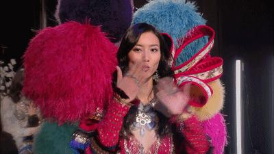 刘雯国际t台走秀视频,刘雯走t台视频