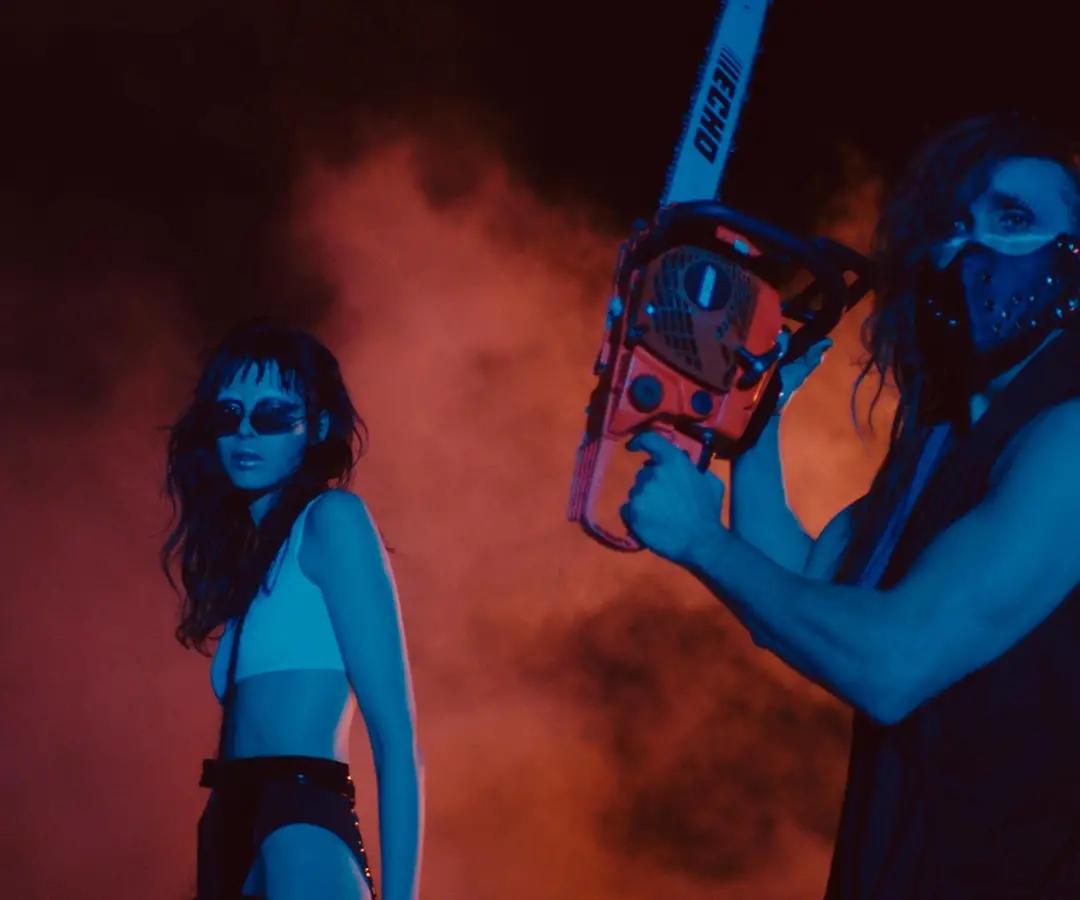 当模特、组乐队、拍电影......这个女孩又美又酷