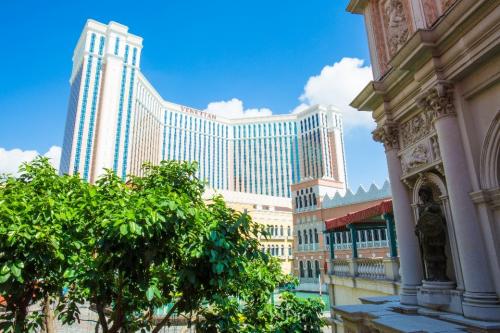 澳门哪家酒店附近购物最方便,澳门银河和威尼斯哪个购物好