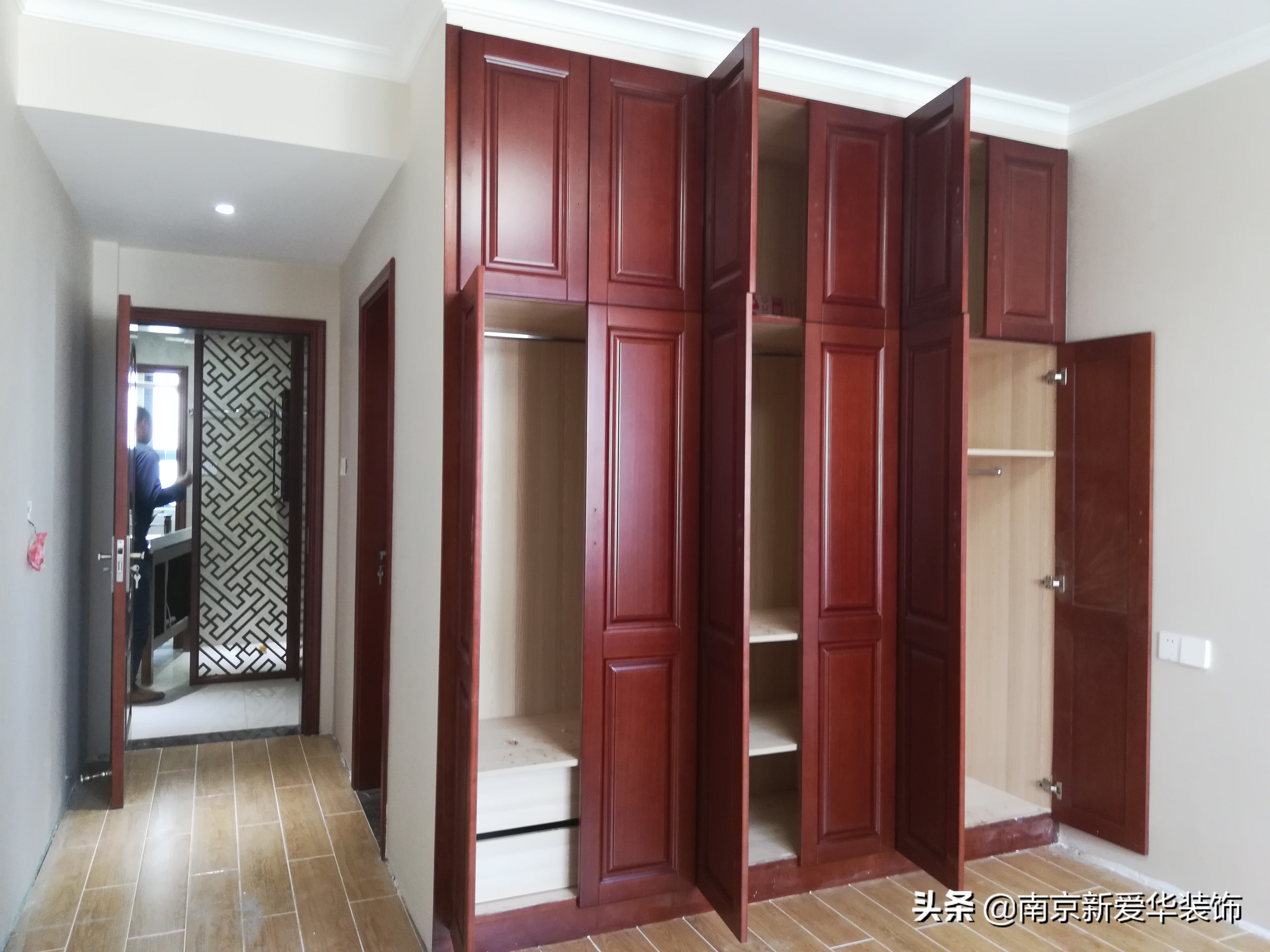 新中式装修墙壁刷什么颜色好看,白墙贴什么颜色壁布好看