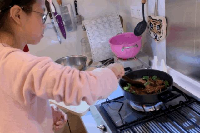 两个小孩给妈妈做大餐,两个女孩给爸妈做饭