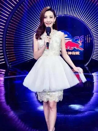 她多才多艺,从主持人转型成演员《正青春》中的她见风使舵