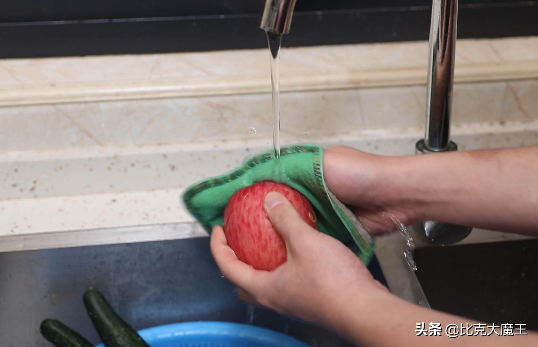 不管家里有钱没钱，厨房里放一个搓澡巾，厉害又好用，回家试一试