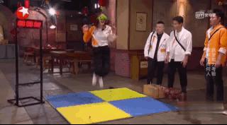 极限挑战张艺兴迪丽热巴蒙眼游戏,极限挑战迪丽热巴张艺兴短视频