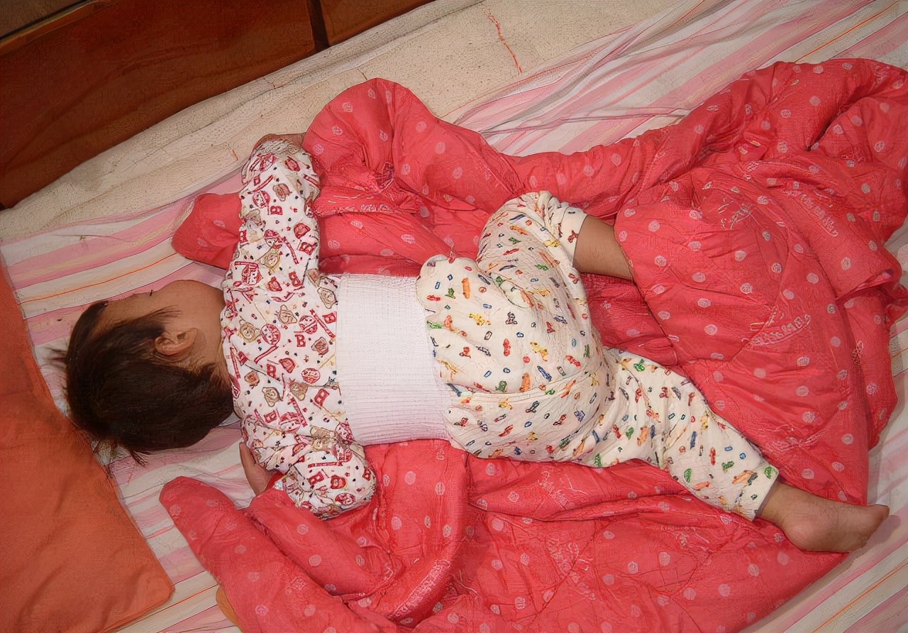 小孩子晚上蹬被子着凉有什么办法,天气渐冷给宝宝盖被子