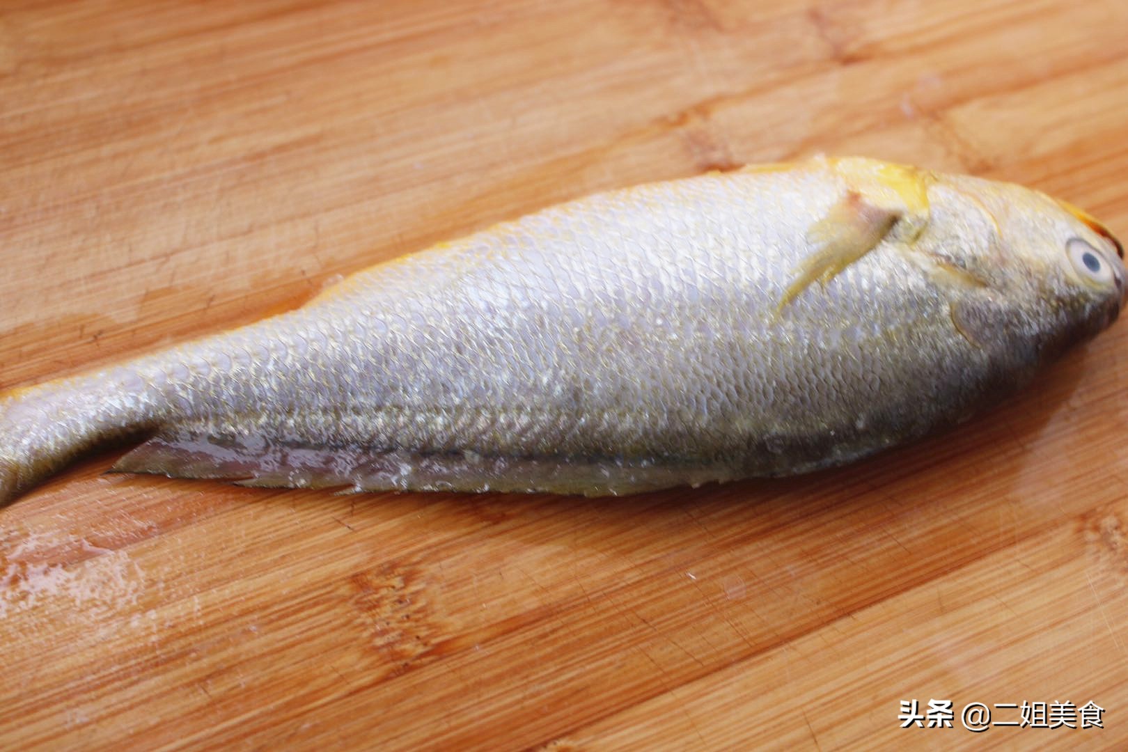 刮鱼鳞时，鱼鳞到处飞溅，教您一招，轻松去鱼鳞，干净无残留