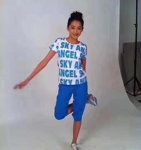 关晓彤被曝美白针打过头，身体受到影响，每次活动全身擦粉