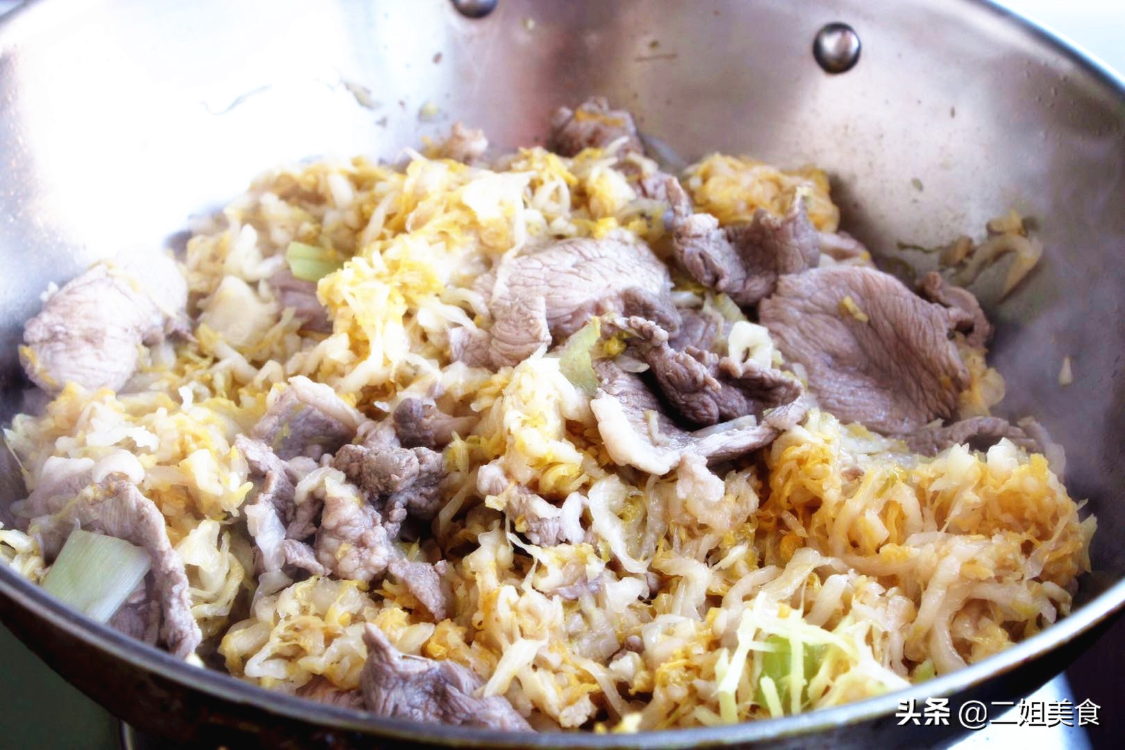 炖酸菜用不用先炒一下,炖酸菜要不要盖盖子