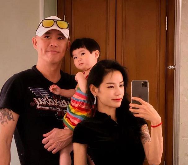 宝马靠租,别墅靠“吹”,摆拍秀恩爱:网红夫妇炫富,还有底线吗