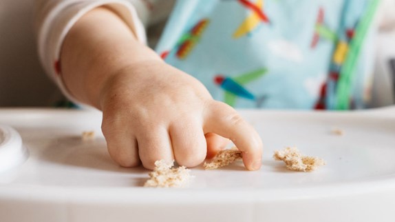 100天的宝宝抓握还是不好怎么办,宝宝不能自主接觉怎么办