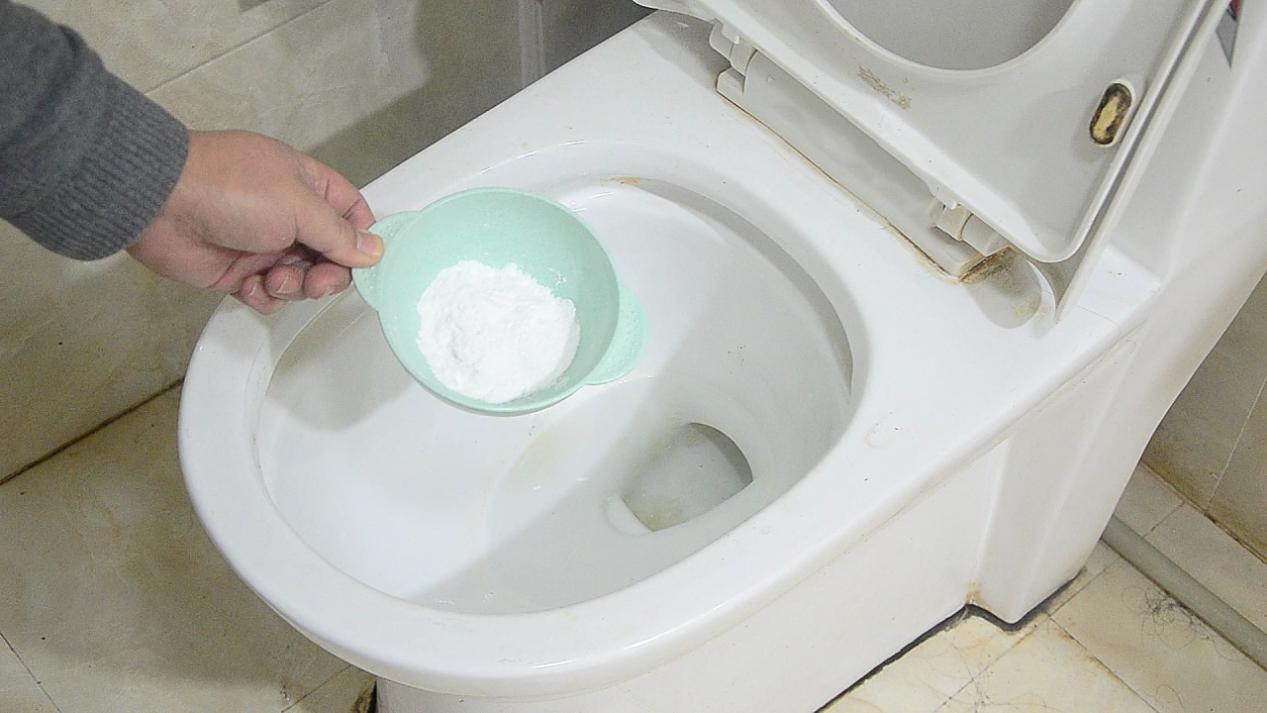 马桶底部一圈经常发霉发黑?试试老师傅教我的5个办法,烦恼消散