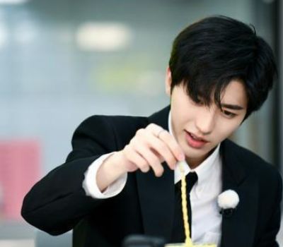 蔡徐坤到底有没有整容?看到他被人捏脸的样子,好像明白了啥