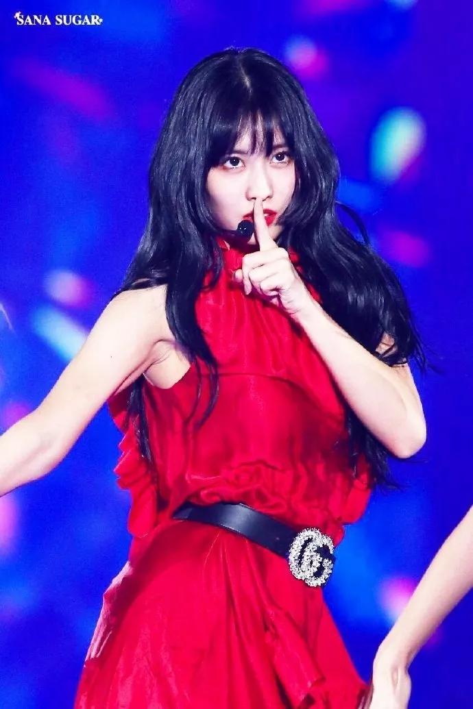 金希澈出道15年首次公开恋情，女友还被评为95后爱豆中最懂穿的人