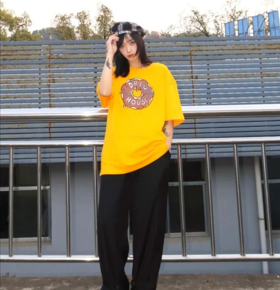 微胖黑色t恤怎么穿才好看,肥t恤女怎么搭配