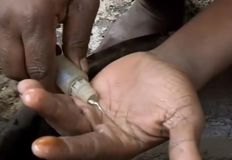 印度街头奇葩淘金人,印度贫民窟发家致富的人