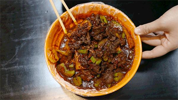 在*疆新**，我们这样打招呼：走，爆辣炒米粉走起