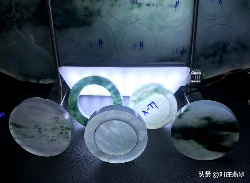 天空蓝板料定制翡翠手镯,翡翠原石定制手镯怎么选择款式