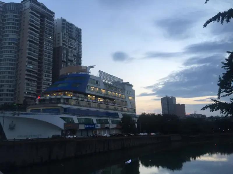 大巴车上买了“导游”的胶鞋，过会儿又来另一导游，说她才是真的